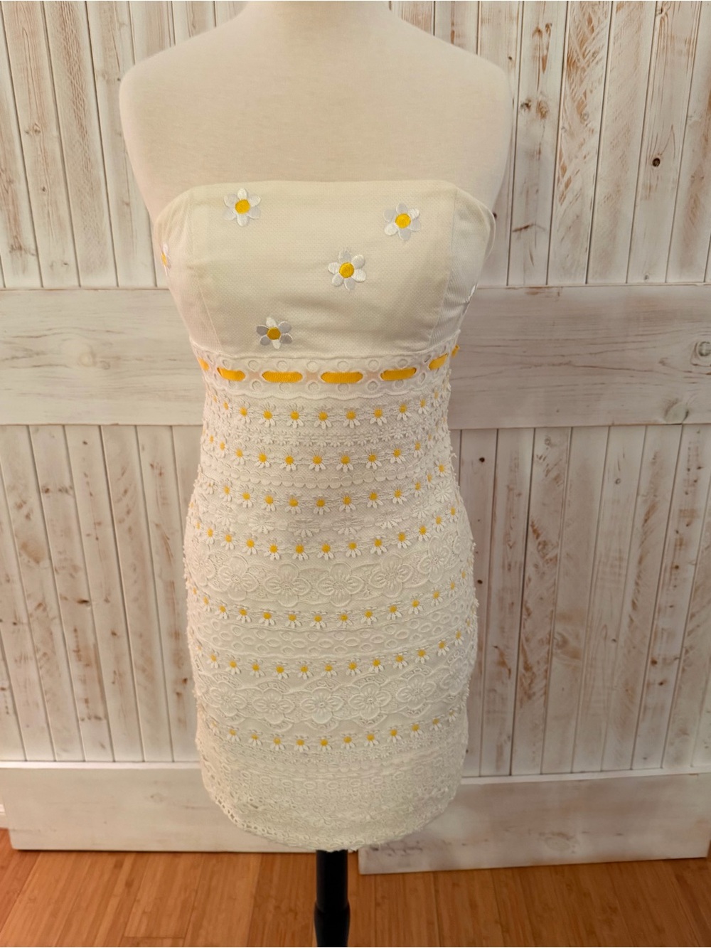 Lilly Pulitzer Strapless White appliqué Daisy Lace Dress with Yellow Accents 2